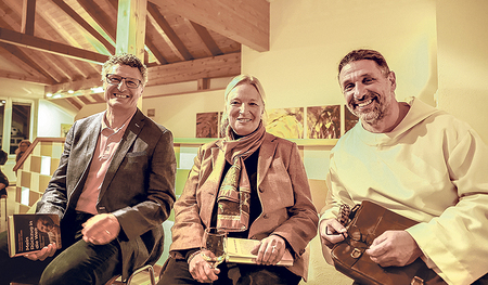Johannes Hessler, ehemaliger Br. Emmanuel, Autorin Felicitas von Aretin und Br. Thomas Hessler, Prior Europakloster Gut Aich, bei der Buchpräsentation.   
