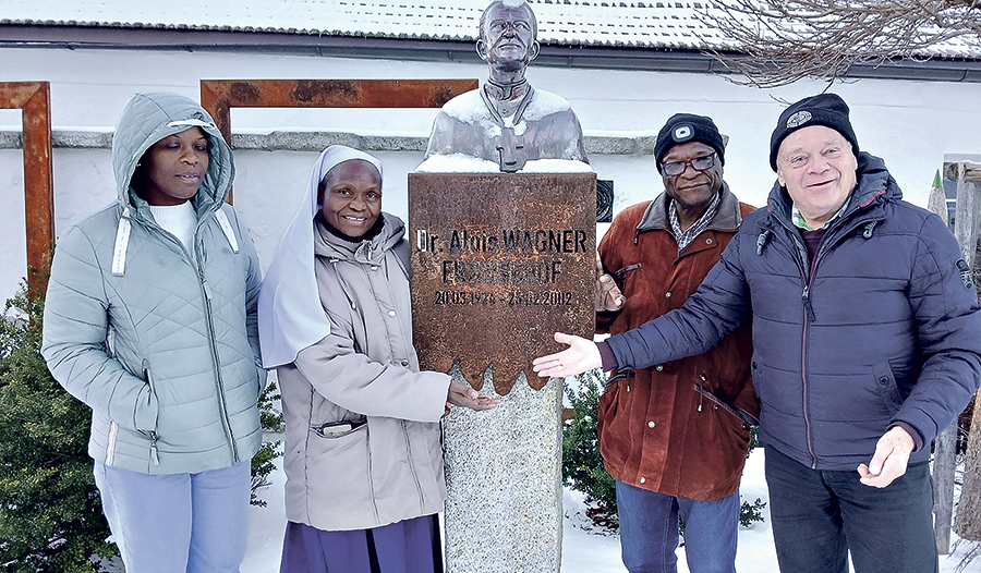 Gäste aus Tansania mit Erwin Chalupar (rechts) beim Denkmal von Erzbischof Wagner in Leopoldschlag.   