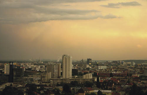 Petrinum, Eltern und Sch?ler/innen der 5. c Klasse, Abschied (weil im darauf folgenden Schuljahr die drei 5. Klassen auf zwei 6. Klassen zusammengelegt werdenAbendstimmung ?ber Urfahr und Linz, Industrie, Chemie, VOEST, Sparkassenturm in Urfahr, Len