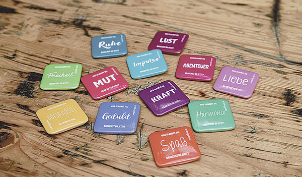 Mit Buttons und Postkarten sowie auf Facebook will die kfb OÖ ermutigen, in sich hineinzuhören und zu fragen: Was brauche ich jetzt?