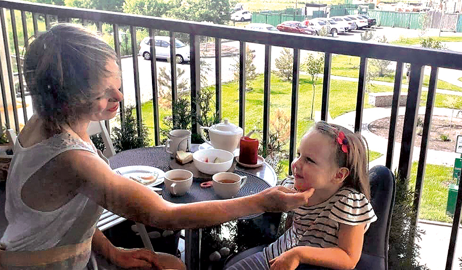 Ein Schnappschuss aus dem „früheren Leben“: Nadja V. und Tochter Daria beim Frühstück auf dem Balkon in der ukrainischen Stadt Butscha, die 2022 durch Kriegsverbrechen bekannt wurde.