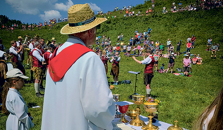 Traumwetter herrschte bei der heurigen Bergmesse (im Bild im Vordergrund der Priester  Josef Schreiner) auf der Eisenaueralm. Etwa 500 Menschen feierten mit.    
