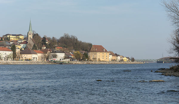 Mauthausen vom Donauufer aus gesehen