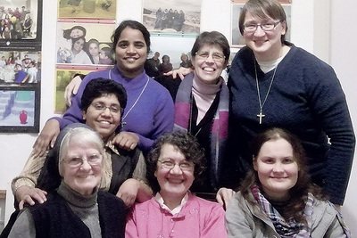 Die Steyler Missionsschwestern Ada (links  vorne), Preethi (links hinten), Carmen, Viktoria und Ewa (rechts hinten) bieten mit Freiwilligen Flüchtlingshilfe in Athen.  