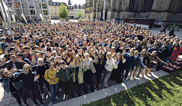 Vor dem Linzer Dom entstand das größte Vor-Maturafoto Österreichs.  