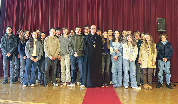 Abtprimas Jeremias Schröder bei der Begegnung mit den Schüler:innen des Stiftsgymnasiums Kremsmünster.    