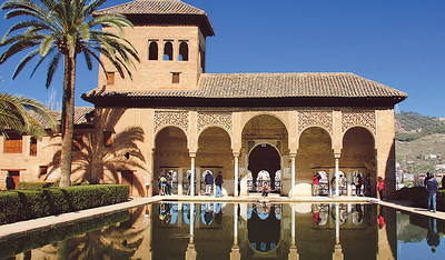 Zu den größten Sehenswürdigkeiten dort zählt die Alhambra in Granada.