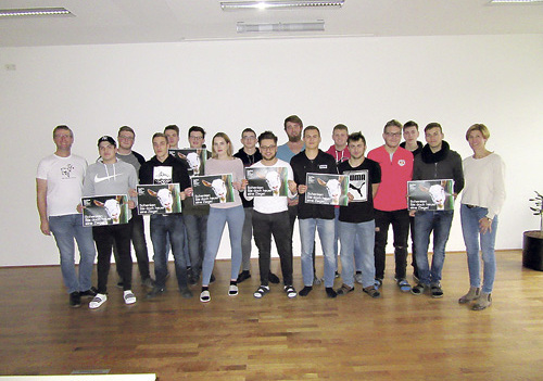 Religionslehrer Wolfgang Preissl (links) mit Klassensprecher/innen der Berufsschule  