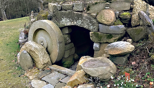 Das Grab ist leer! Im Bibelgarten beim Greisinghof in  Tragwein (OÖ) ist der Stein vor dem Grab schon weggerollt. 