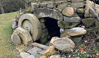 Das Grab ist leer! Im Bibelgarten beim Greisinghof in  Tragwein (OÖ) ist der Stein vor dem Grab schon weggerollt. 