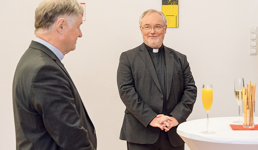 Bischof Manfred Scheuer (links) dankt Severin Lederhilger   