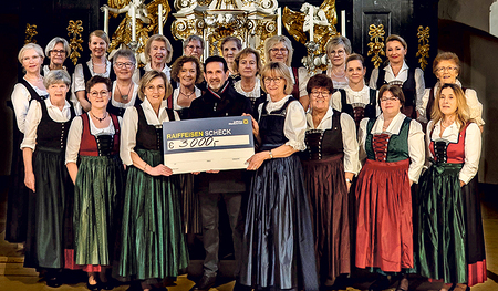 Die Goldhauben überreichten ihre Spende.  