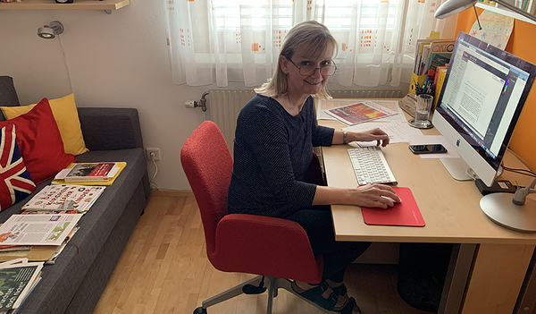 Homeoffice im Zimmer der Tochter