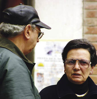 Mann und  Frau im GespraechMenschen, Gespr?ch, Gespraech, erz?hlen, erzaehlen, zuh?ren, zuhoeren, Alter, Brille, Senioren, Rentner, Pensionisten, tratschen, Tratsch, plaudern,  Zeit, Paar, Ehepaar, Nachbarn, FreundeCopyright (2000) by BilderBox; 