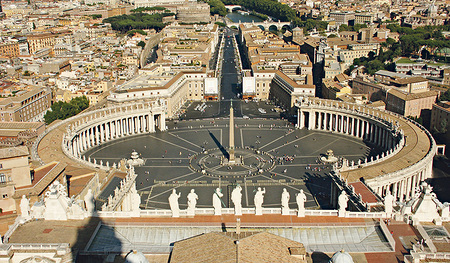 Laut seinem Architekten Bernini soll der Petersplatz in Rom die Katholik/-innen wie mit mütterlich ausgebreiteten Armen aufnehmen. Ein Leserbrief fragt nach der Funktion von Rom in der Weltkirche. 