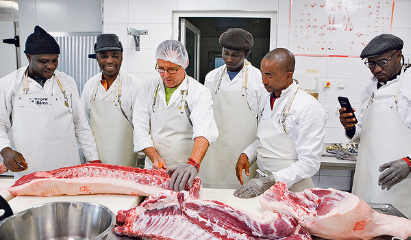 Die Gäste aus Nigeria erhielten in Schlierbach eine Einführung in die Fleischverarbeitung.   