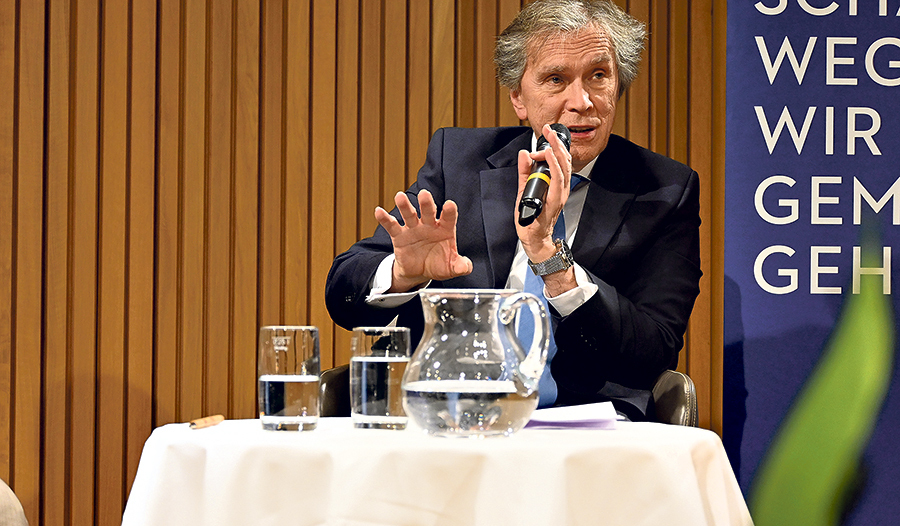 Botschafter Emil Brix bei seinem Vortrag im Festsaal der Elisabethinen. 