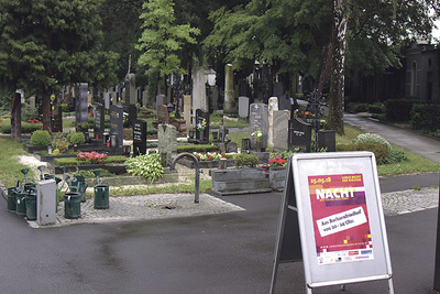 Aus dem Innern der Friedhofskapelle strahlte friedlicher Kerzenschein. 