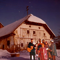 Franz Denkmayr schreibt: 'Damals stapften wir durch den Schnee zu jedem noch so abgelegenen Gehöft und sangen mit Gitarrenbegleitung.'