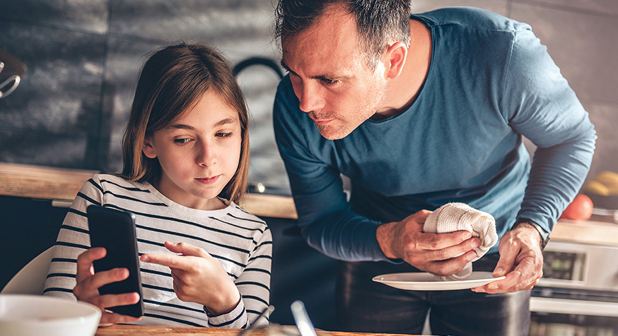 Heranwachsende sollen und müssen Internet und Smartphone nutzen. Um den Umgang damit zu lernen, brauchen sie aber Begleitung. / kerkezz / Adobe Stock Heranwachsende sollen und müssen Internet und Smartphone nutzen. Um den Umgang damit zu lernen, brauchen sie aber Begleitung.