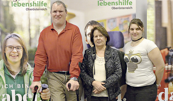 „Mein Ziel ist, dass es ein Gehalt statt Taschengeld gibt.“ Karin Riegler und Roland Öhlinger,  Gesamtsprecher der Interessenvertretung in der Lebenshilfe OÖ, mit Präsidentin Helga Scheidl (Mitte).   