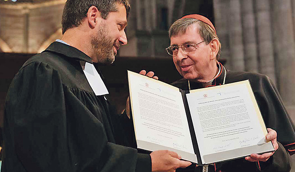 GEKE-Präsident Locher und Kardinal Koch unterzeichneten in Basel die Vereinbarung.   