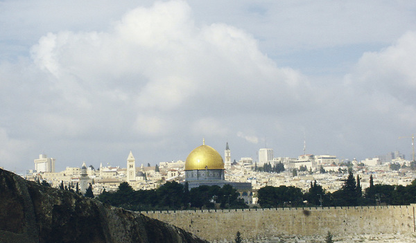 Jerusalem heute, beansprucht von zwei Völkern und drei Religionen – und doch gilt die Verheißung aus der Bibel für alle Menschen gerade auch hier.   