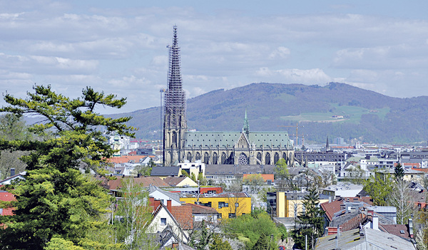 Der Linzer Mariendom mit eingerüstetem Turm.