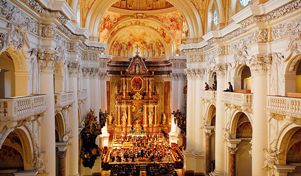 In der Stiftsbasilika findet das Symphoniekonzert statt.