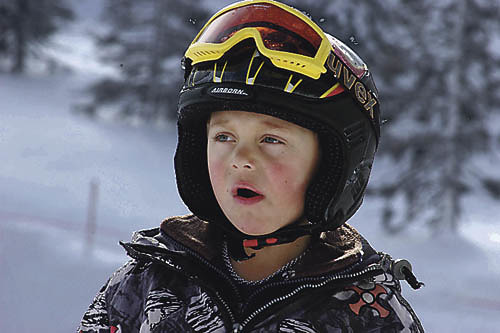 Urlaub am Hochkar 2005, Snowboard, Schi, Ski, Berge, Schnee, Unfall, Krankenwagen, Transport, Schaukel, Kinder, Kind, Helm, Sicherheit, Helme, Spuren, Baum, Jugend, Event, Familie, Rennen, Zapfen, Eis, Eiszapfen, M?dchen, Junge, Freude, Familienurlau