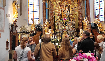 Die Führung durch die Wallfahrtskirche Maria Gojau mit der gotischen Gnadenstatue stieß in der Langen Nacht der Kirchen auf reges Interesse.