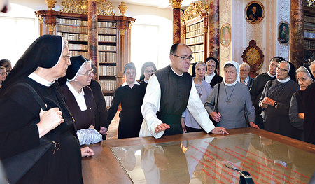 Die Schlierbacher Mönche zeigten ihren Gästen beim Ordenstag die Schönheiten ihres Stifts. 