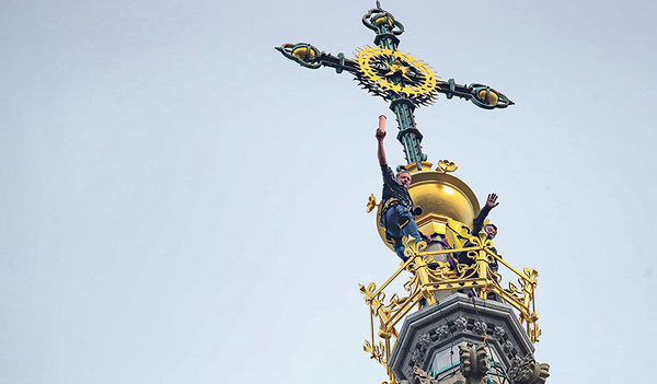 Die Höhenkletterer mit einer Zeitkapsel für die Turmkreuzkugel.   