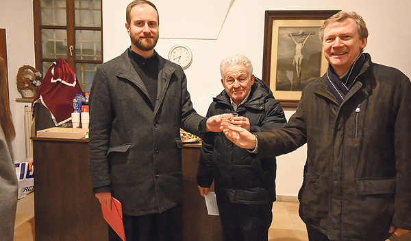 Neben Gebet und Gespräch gehört auch eine Stärkung zu einem ökumenischen Treffen: Pfarrer Nikola Skopljak (v. li.), Josef Pühringer und Slawomir Dadas, Pfarrer in Wels.     