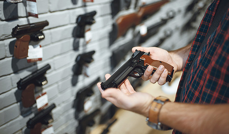 Immer mehr Österreicher/innen kaufen sich Schusswaffen.   