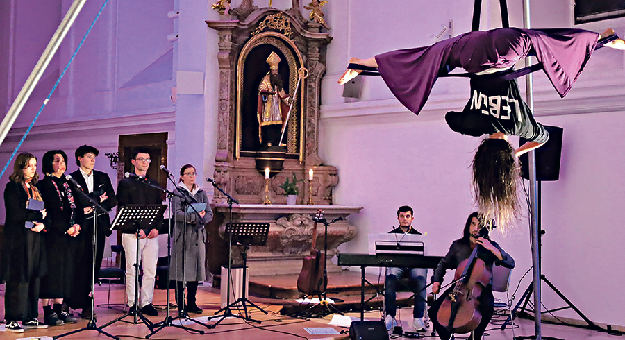 Eine Luftakrobatik-Performance war Teil des queeren Kreuzwegs. 