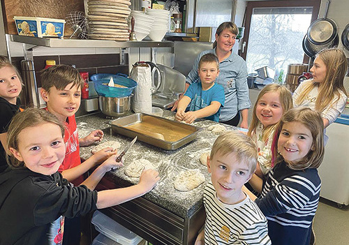 Die Kirchdorfer Kinder beim Brotbacken   