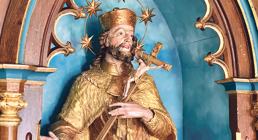 Der hl. Johann Nepomuk steht üblicherweise auf Brücken. Hier in der Nähe war eine Inn-Überfuhr.