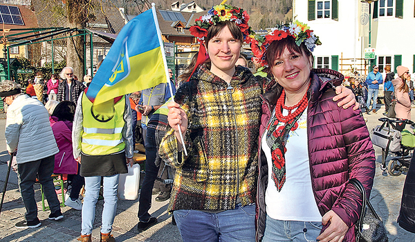 Zwei Ukrainerinnen, die schon länger im Salzkammergut leben, kamen in Tracht zum Spenden-Event nach Goisern.  