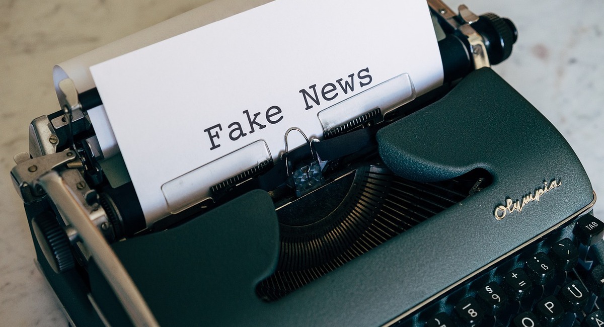 Schreibmaschine mit einem Aufdruck auf dem Papier: Fake News 