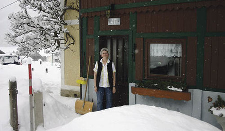 Veronika Posch, Gosau, vor ihrem Haus, Solidarit?tspreis-Einreicherin seit vielen Jahren, Schnee