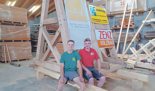 Vor dem Glockenstuhl. Die Lehrlinge Linus Neumeyer und Julian Hirschmann   