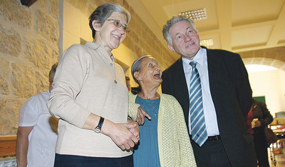 Friedenslichtbesuch 2006 des damaligen Landeshauptmanns Josef Pühringer bei Sr. Hildegard Enzenhofer 