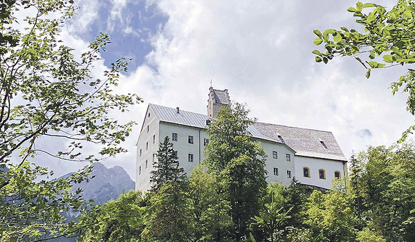Auf Fels gebaut ist das Kloster St. Georgenberg hoch über dem Inntal.   Auch der Klostergarten und die Lindenkirche laden zur Besinnung ein.