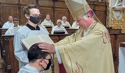 Bischof Manfred Scheuer spendet  P. Stephan Eberhardt die Priesterweihe durch Handauflegung und Gebet.  