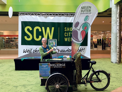 Ein mobiler Seelsorgewagen macht Kirche im öffentlichen Raum sichtbar.