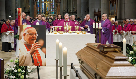 Bei der Gabenbereitung brachten ausgewählte Personen – u. a. Verwandte und Wegbegleiter:innen von Bischof Maximilian Aichern – die Gaben Brot und Wein zum Altar.