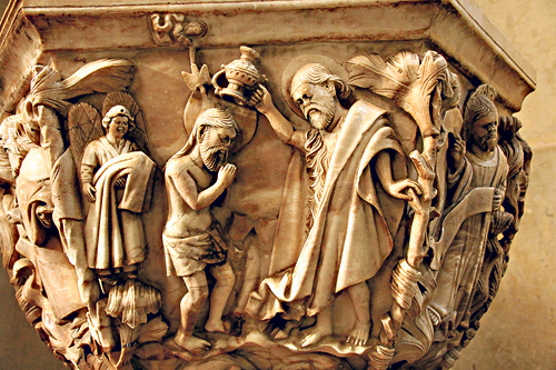 Johannes tauft Jesus: Taufbecken in der Kathe­drale von Ávila (Spanien)       