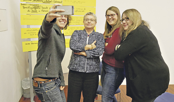 Univ.-Prof. Johanna Rahner (2. von links) aus Tübingen, eine der beiden Referentinnen mit Teilnehmerinnen des Studientags. Den zweiten Vortrag hielt Univ.-Prof. Sabine Demel aus Regensburg.  