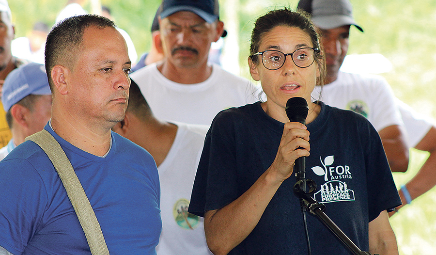 Michaela Söllinger bei der Eröffnung des „Mutterhauses” in Blanquita-Murri, Frontino. Das Haus dient als Zentrum und Gemeinschaftsraum der Initiative sowie als sicherer Rückzugsort und „waffenfreie Zone“.   